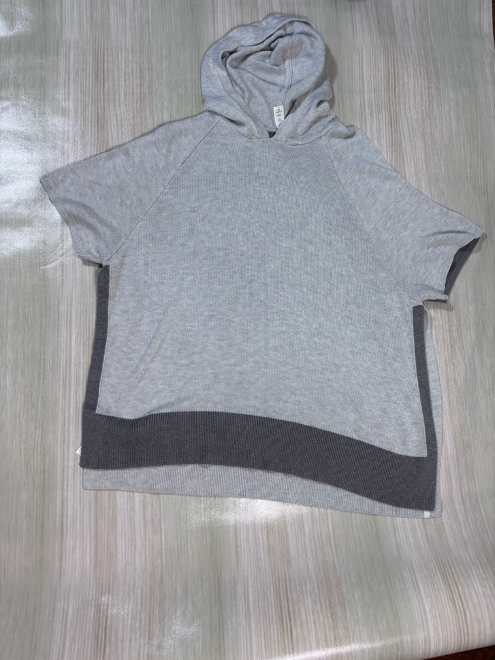 lululemon athletica Light Gray Hooded Short-Sleeve Pullover with Dark Gray Band